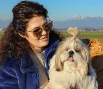 Marina López con su perrita Snow curada